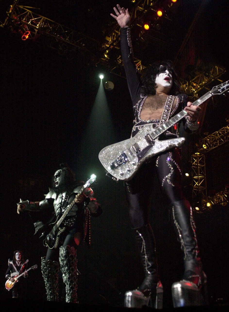 Paul Stanley,Gene Simmons e Ace Frehley em show da turnê de despedida da formação original do Kiss, em 25 de maio de 2000, no Palace of Auburn Hills