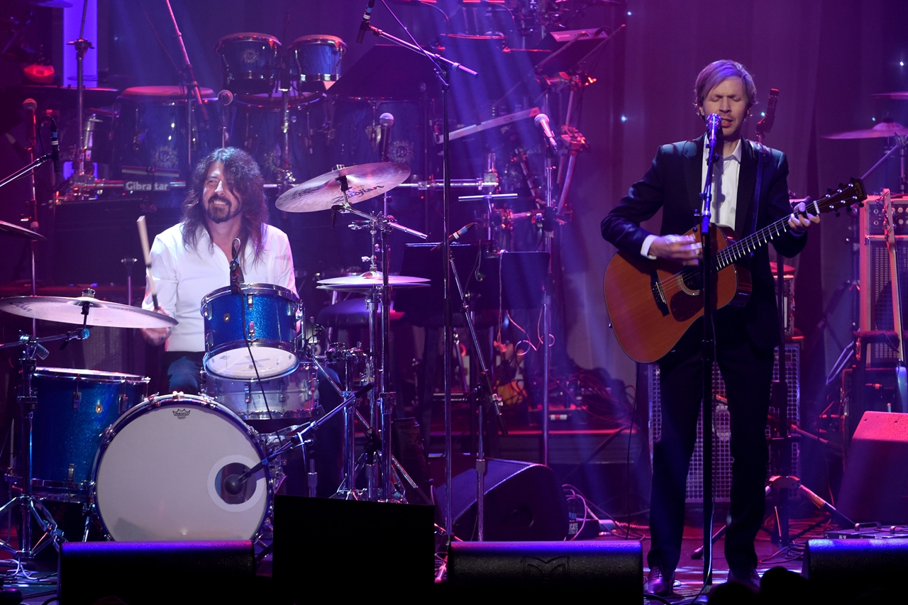 Beck (à esquerda) faz homenagem a David Bowie tocando “The Man Who Sold the World” com os ex-integrantes do Nirvana, Dave Grohl, Pat Smear e Krist Novoselic, em evento pré-Grammy 2016