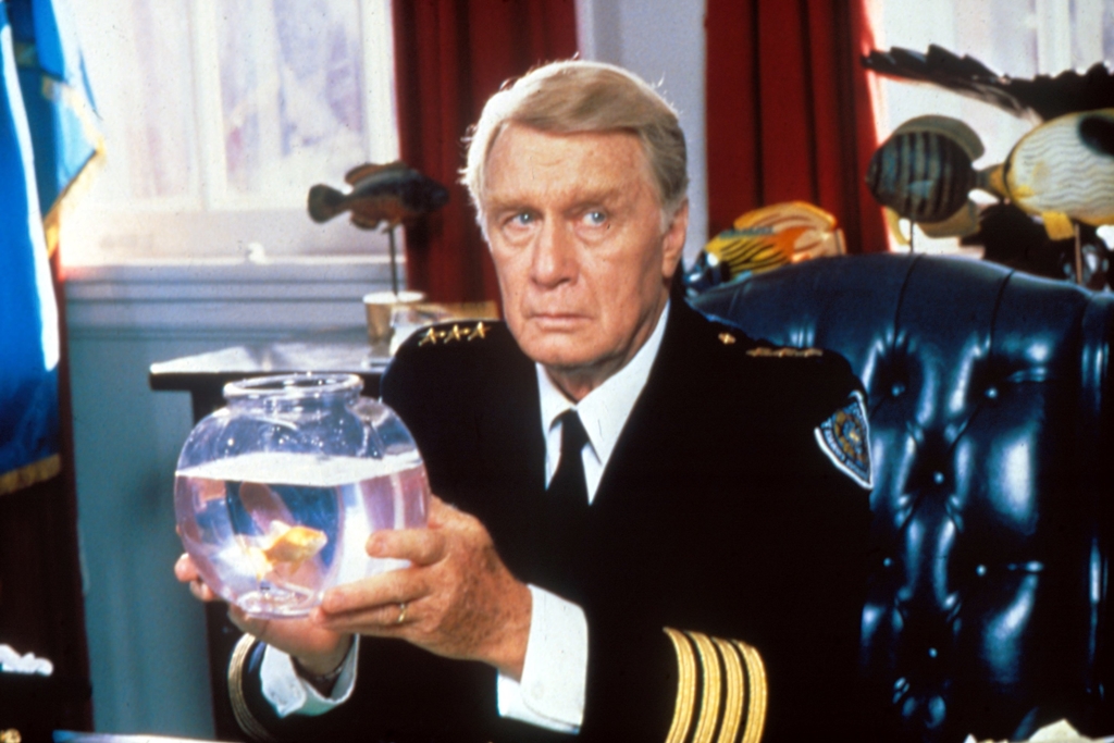 George Gaynes como Eric Lassard em um dos filmes da franquia Loucademia de Polícia