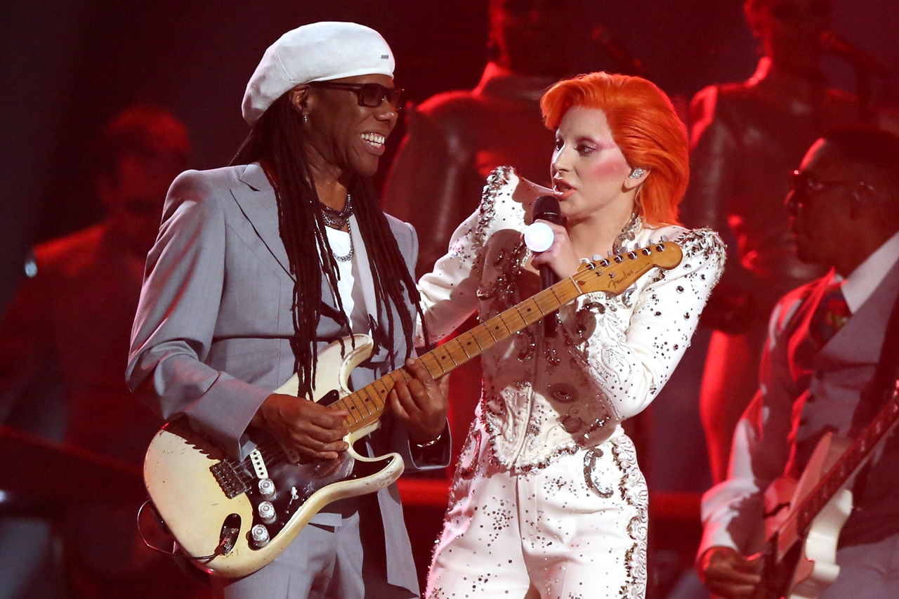 O guitarrista Nile Rodgers e a cantora Lady Gaga durante homenagem a David Bowie, realizada na cerimônia de premiação do Grammy 2016