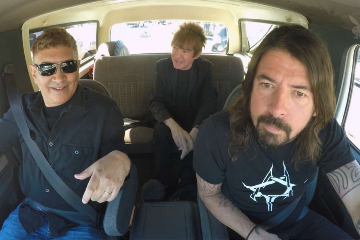 Dave Grohl e Pat Smear (ex-Nirvana, atuais Foo Fighters) em vídeo de passeio de carro por refúgios de David Bowie em Los Angeles, nos Estados Unidos