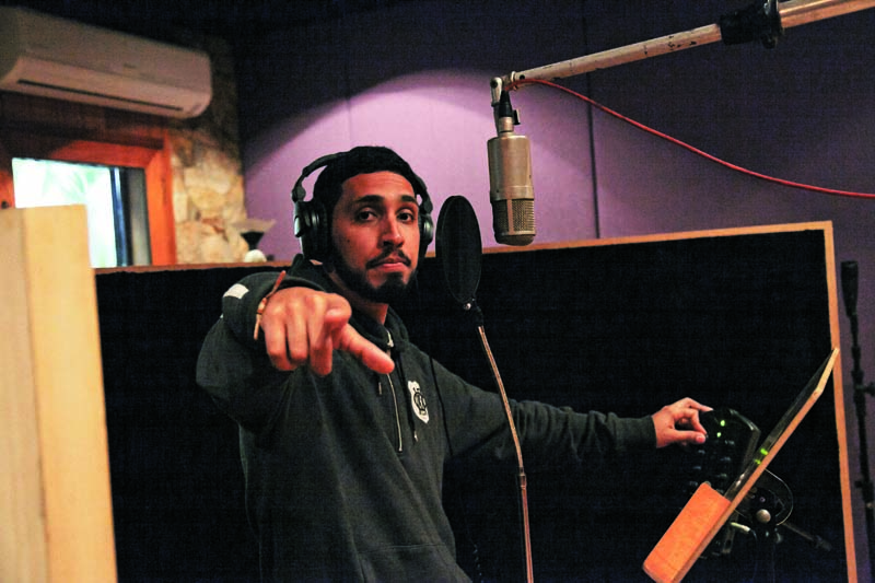 Rashid conta com parceiros de peso e produção minuciosa em disco de estreia.