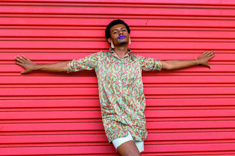 Contestando    Liniker caminha entre o soul e a transgressão.