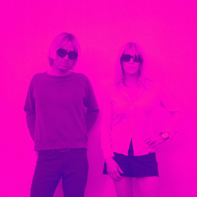 A ex-Sonic Youth Kim Gordon ao lado de Alex Knost (do Tomorrows Tulips), parceiro dela no Glitterbust.