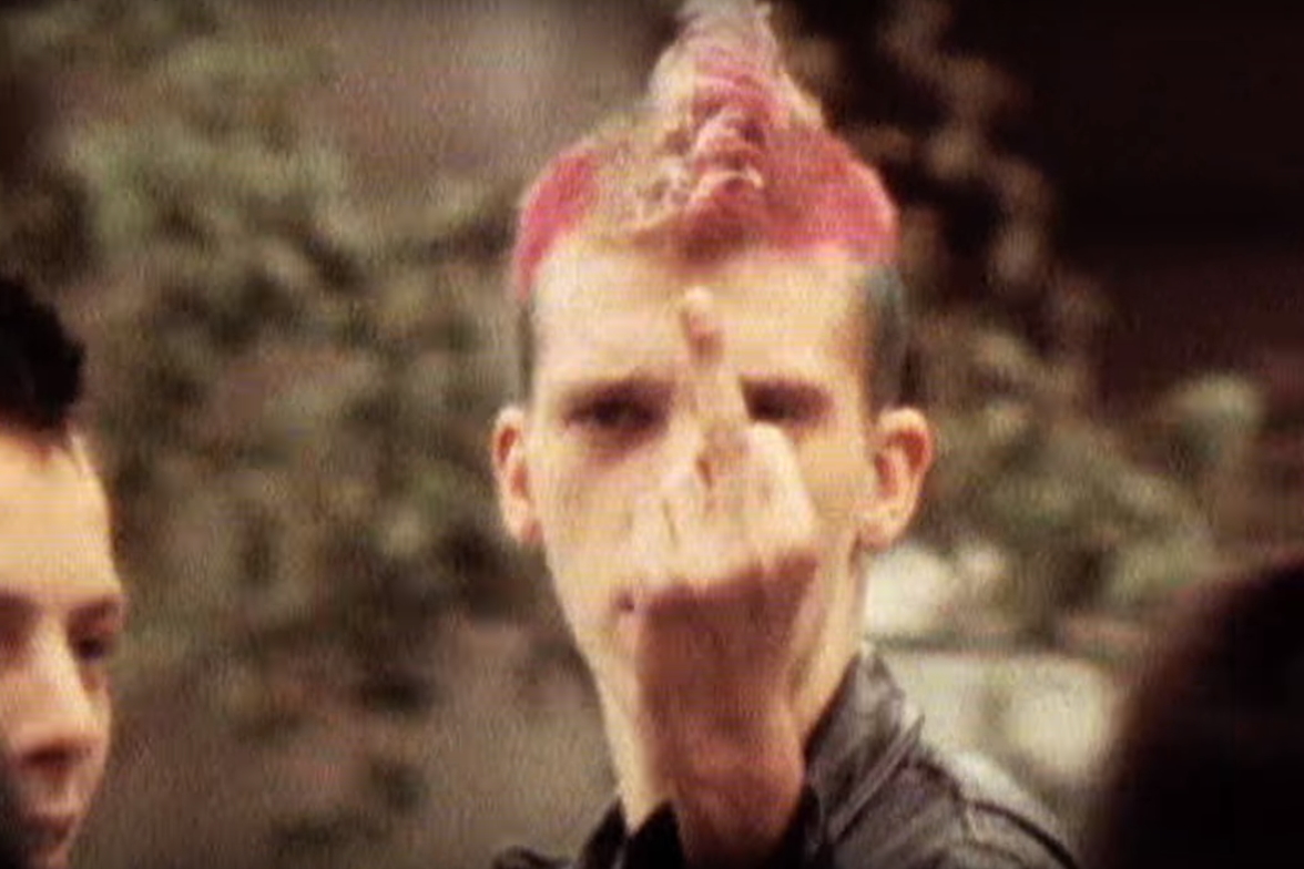 Cena de um jovem no Muro de Berlim, exibida no clipe de "Singularity", do New Order