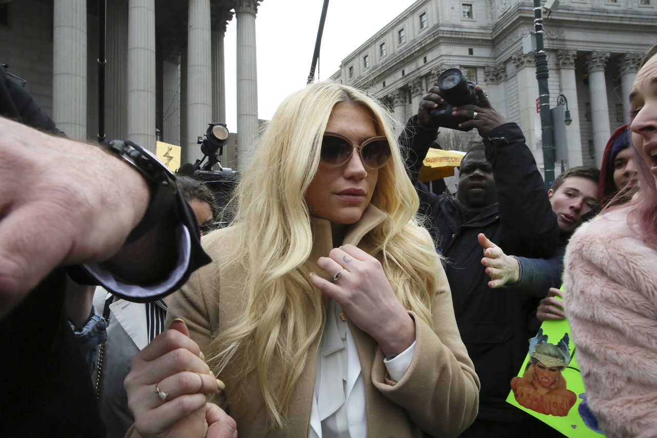 A cantora Kesha deixando o tribunal em Nova York, em 19 de fevereiro, em mais um veredito da batalha judicial dela contra o produtor Dr. Luke