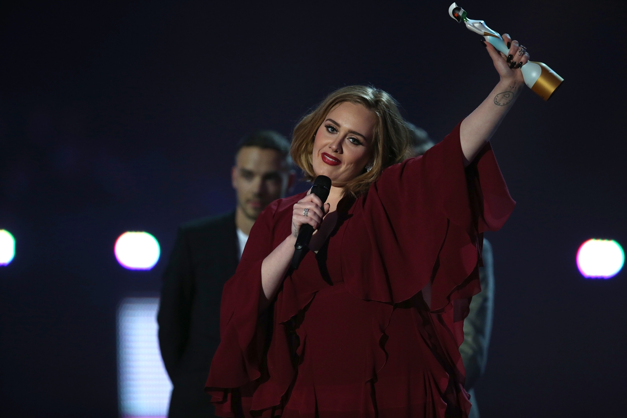 Adele recebendo um prêmio na cerimônia do Brit Awards 2016