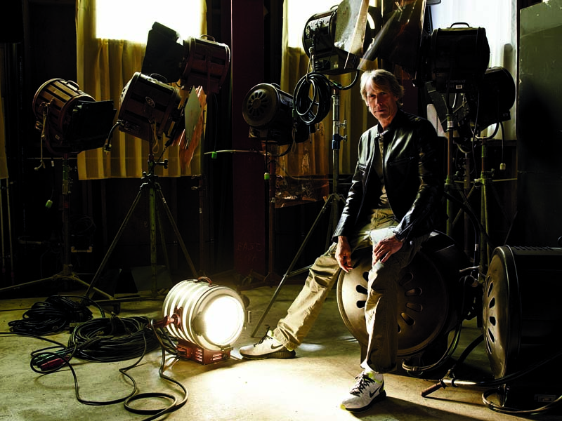 Mão na massa  Bay nos estúdios Paramount, em Los Angeles.