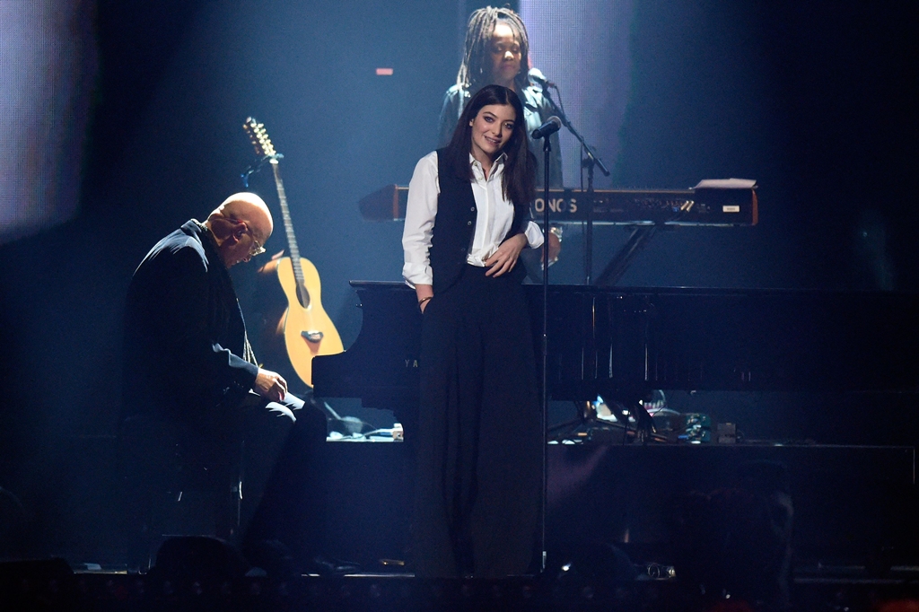 A cantora Lorde durante tributo a David Bowie na cerimônia do Brit Awards 2016