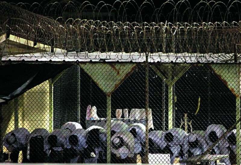 Presos aparecem orando nesta foto de maio de 2009. A imagem passou por aprovação dos militares de Guantánamo antes de ser divulgada.