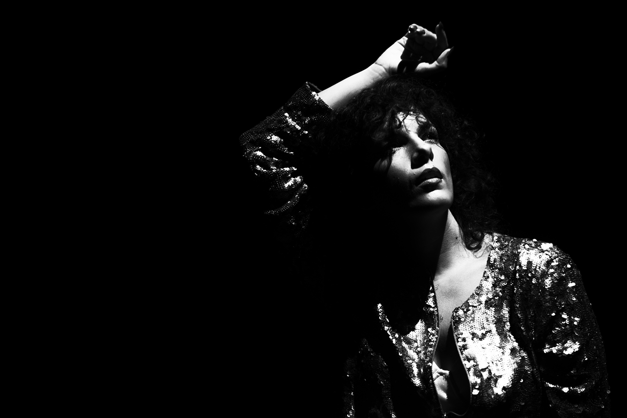 A cantora Céu em cena do clipe de "Perfume do Invisível"