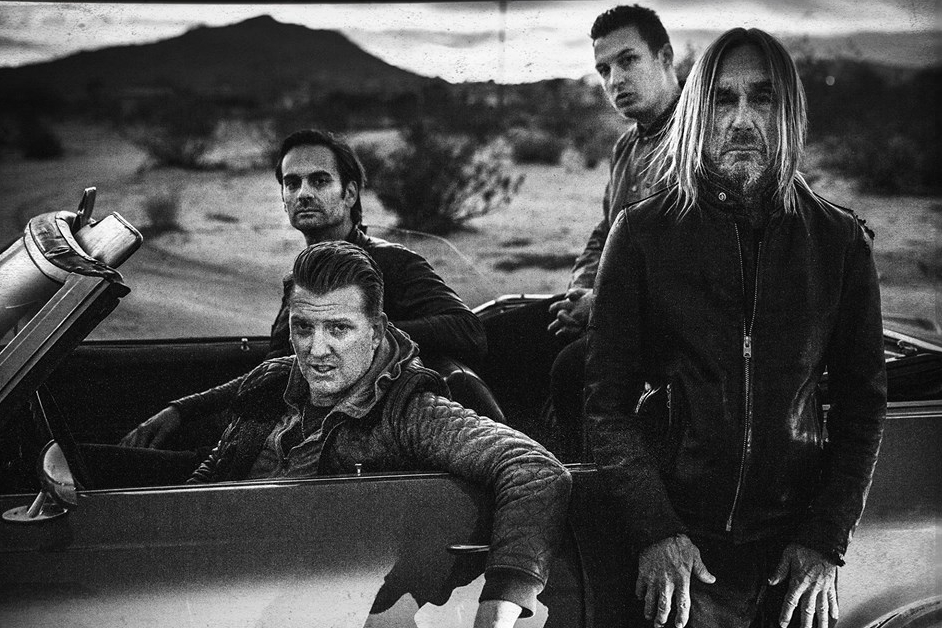 Josh Homme (Queens of the Stone Age), Iggy Pop (The Stooges), Dean Fertita (Queens of the Stone Age e Dead Weather) e Matt Helders (Arctic Monkeys) em foto de divulgação do disco Post Pop Depression