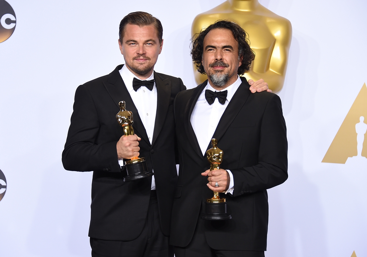 O diretor Alejandro G. Iñárritu e o ator Leonardo DiCaprio, vencedores no Oscar 2016 com o filme O Regresso