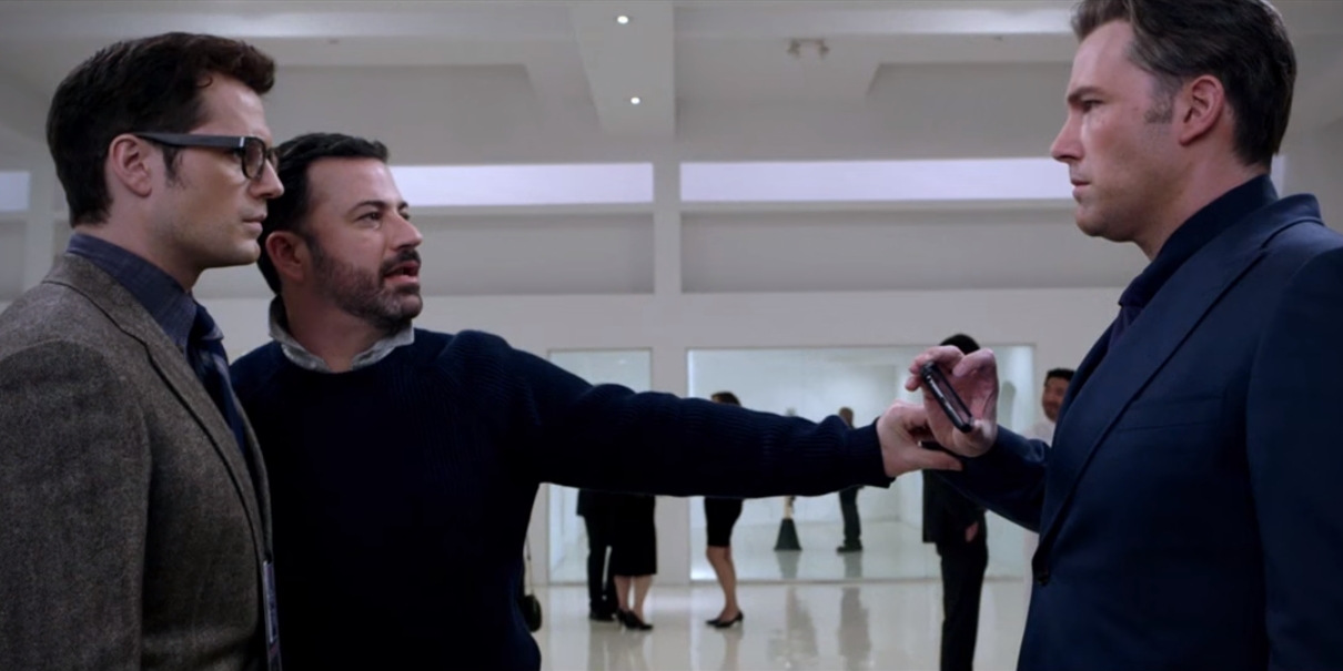 O apresentador Jimmy Kimmel aparece em vídeo temático de Batman vs Superman: A Origem da Justiça com Ben Affleck (que dá vida a Bruce Wayne, o Batman) e Henry Cavill (Clark Kent, o Superman)