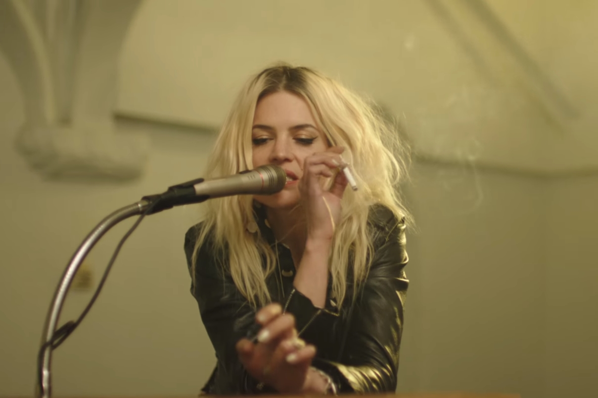 Alison Mosshart em cena do clipe de “Doing It To Death”, do Kills