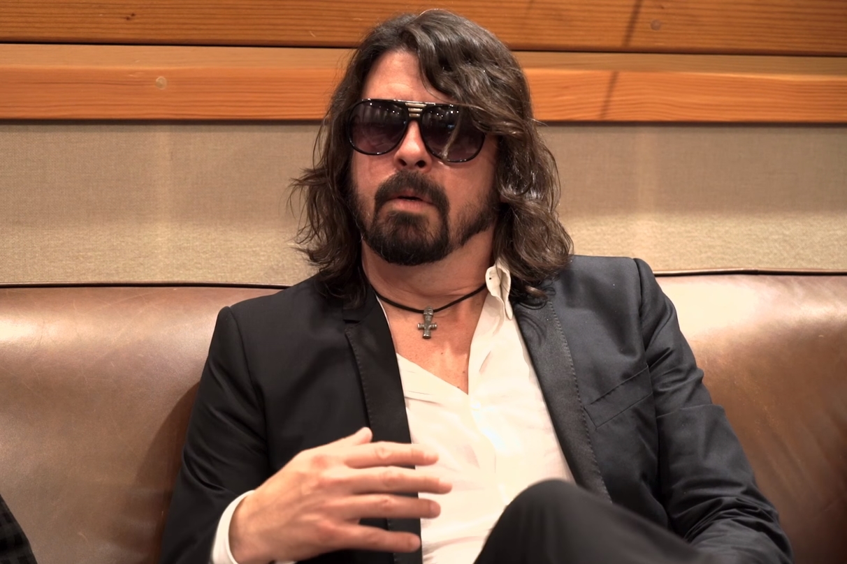 Dave Grohl em cena do cômico vídeo em que o Foo Fighters nega os rumores de separação da banda