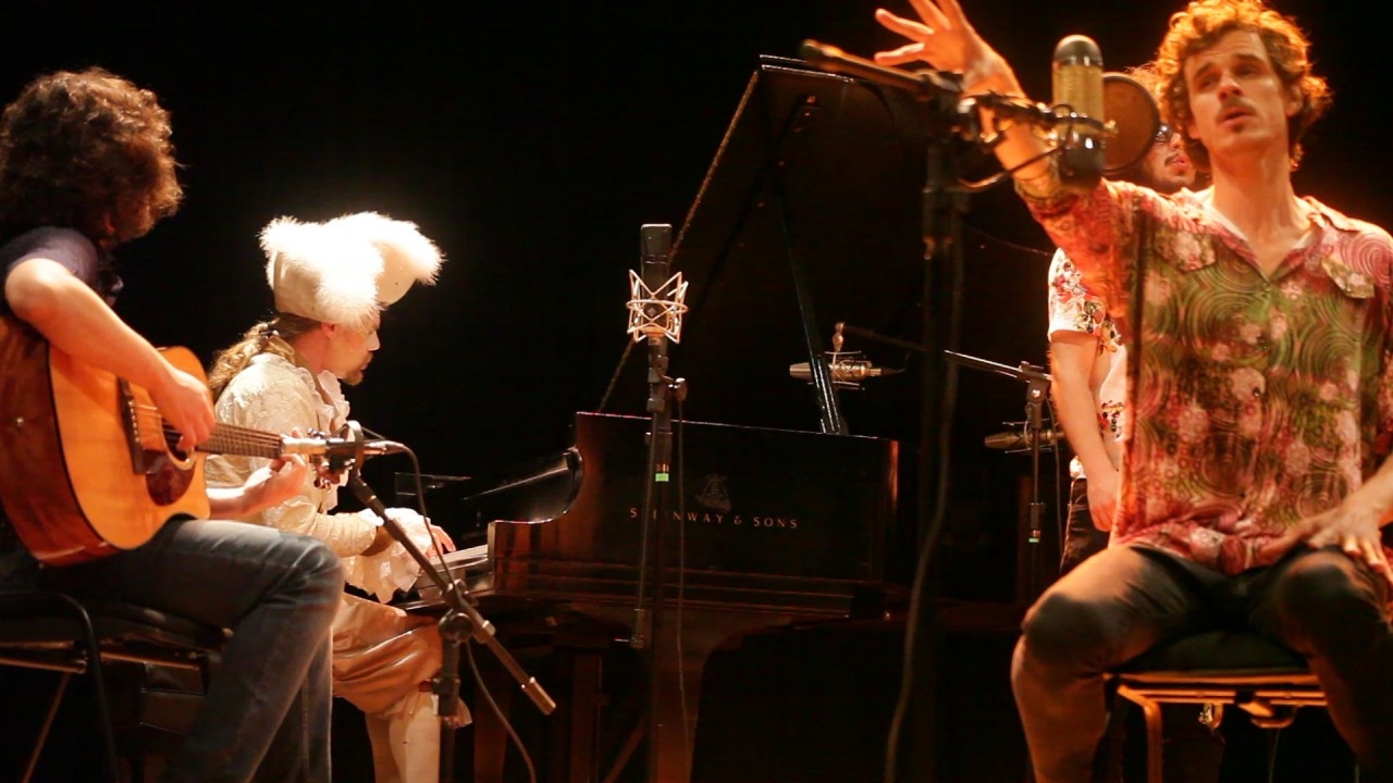 A banda paranaense Trombone de Frutas durante a gravação da série de vídeos Ao Vivo na Capela