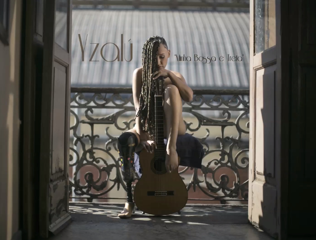 A cantora Yzalú na capa do disco de estreia dela, Minha Bossa é Treta