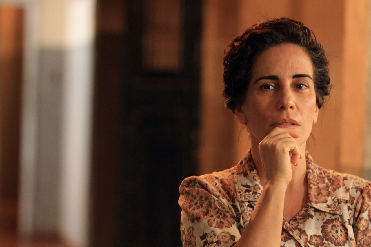 Gloria Pires dando vida à psiquiatra Nise da Silveira