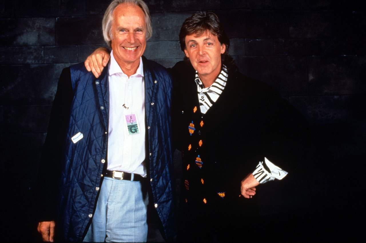 George Martin e Paul McCartney na ocasião de um show em Knebworth, na Grã-Bretanha, em 1990