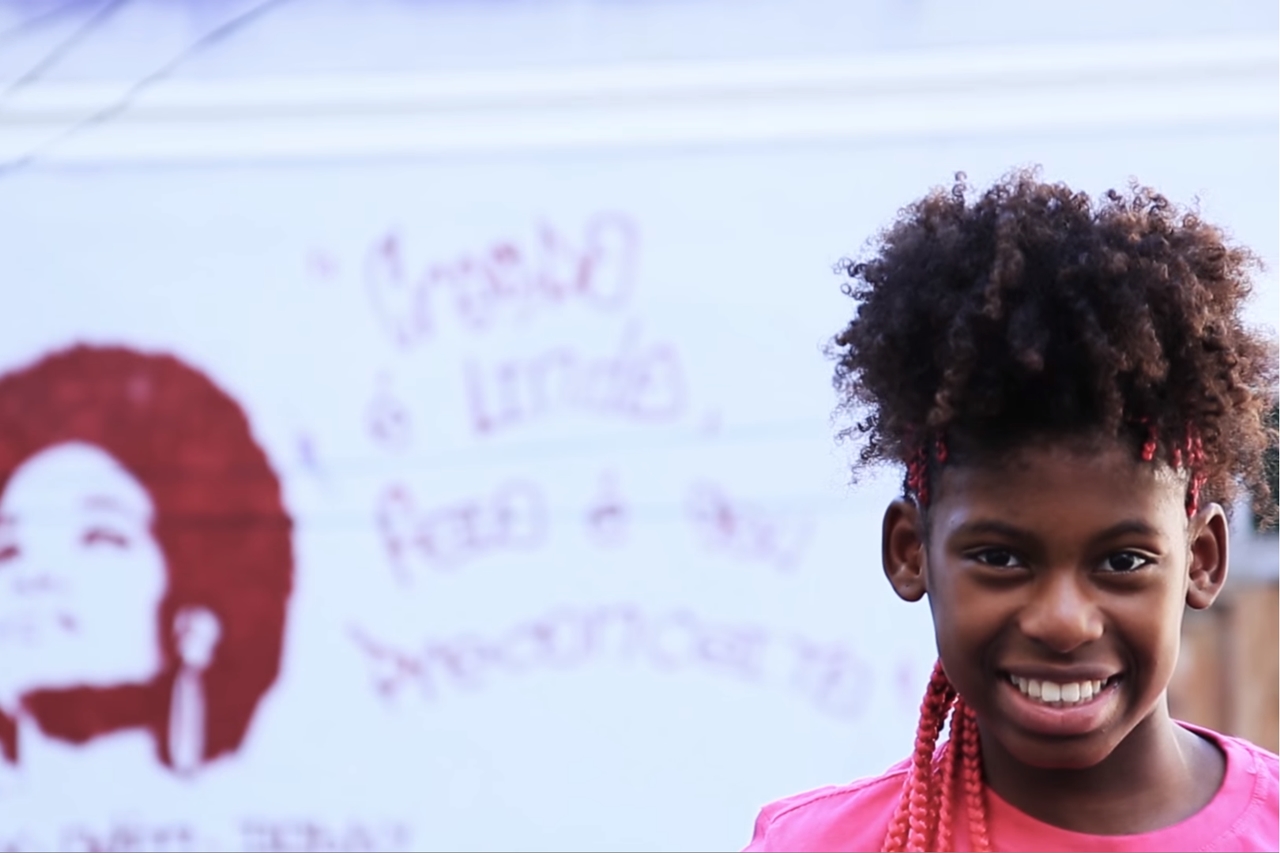 A rapper MC Soffia em cena do clipe de "Menina Pretinha"