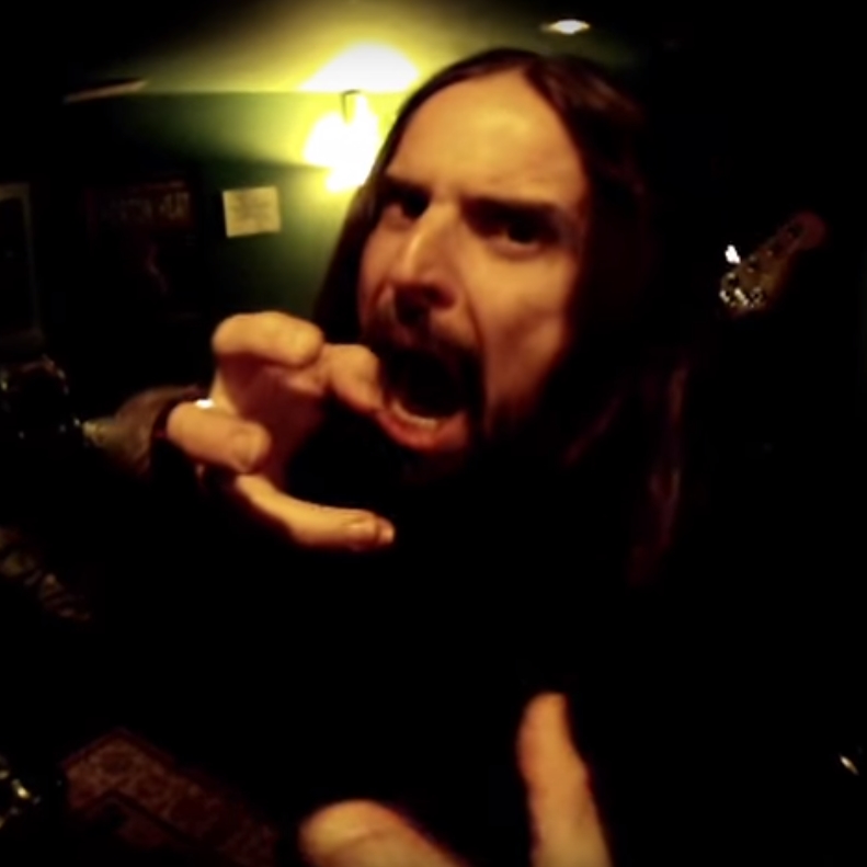 O guitarrista Andreas Kisser em cena de documentário do Sepultura