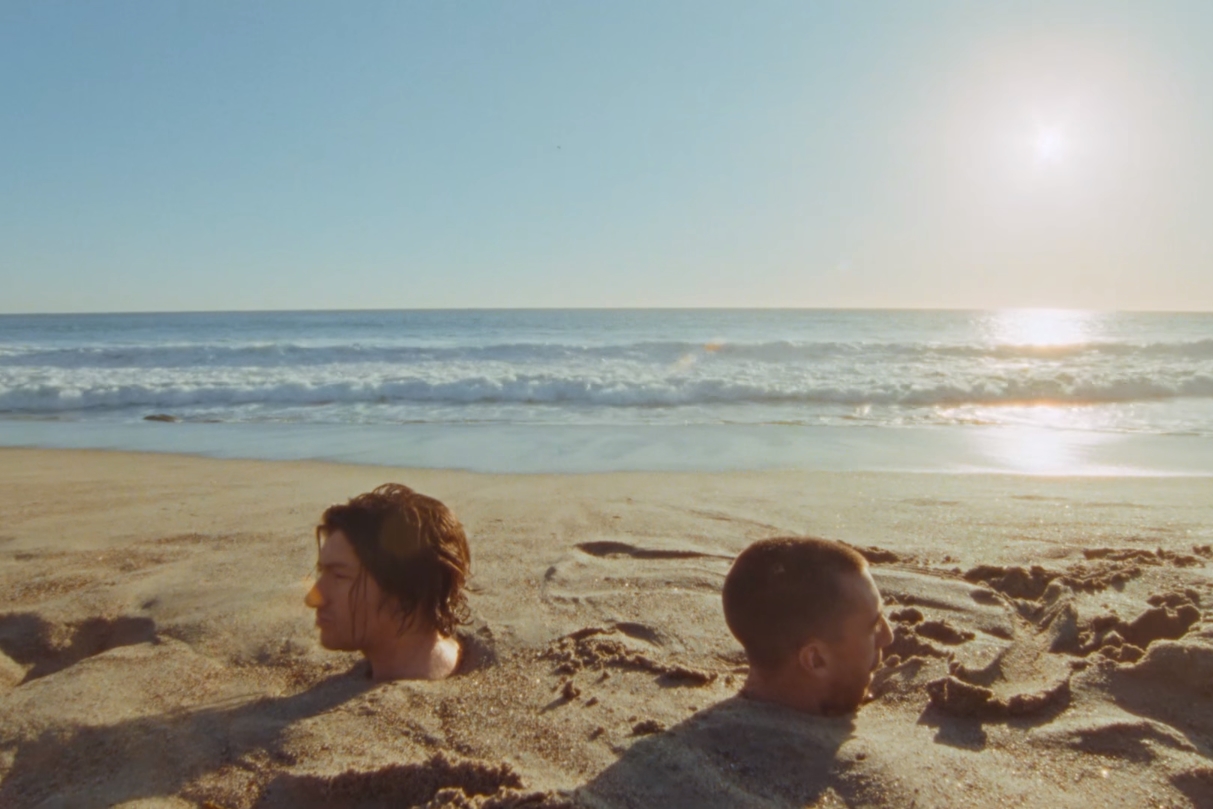 Alex Turner e Miles Kane em cena do clipe de “Everything You've Come to Expect”, do Last Shadow Puppets
