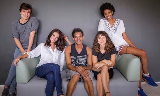 Rafael Lozano, Mel Fronckowiak, Michel Gomes, Bianca Comparato e Vaneza Oliveira, que integram o elenco de 3%