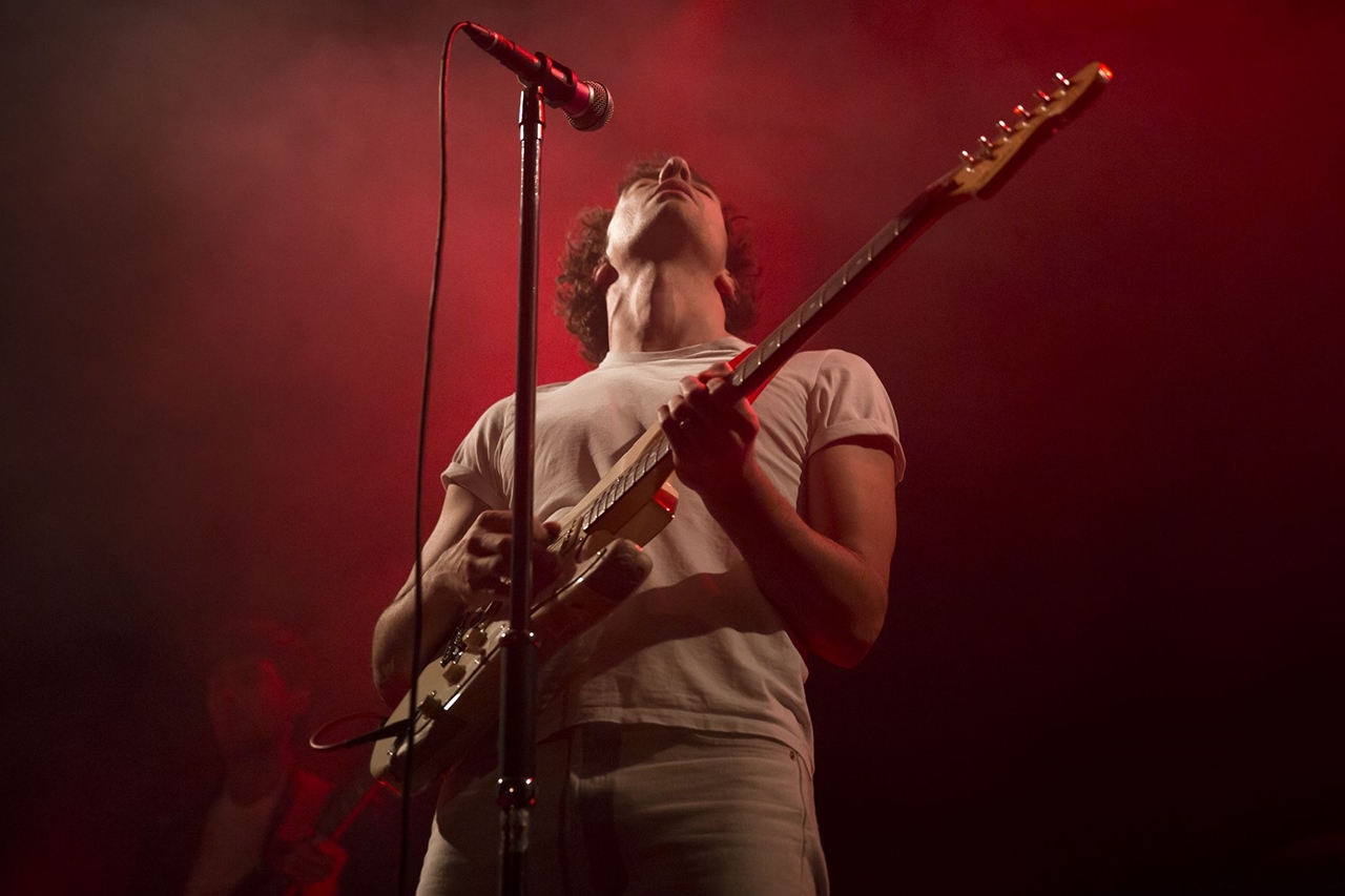 O guitarrista Albert Hammond Jr. (Strokes) durante show solo no Islington Assembly Hall, em Londres, em novembro de 2015