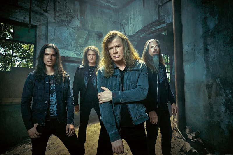 BANDA RENOVADA
(Da esq. para a dir.) Kiko Loureiro, Dave Ellefson, Dave Mustaine e Chris Adler.