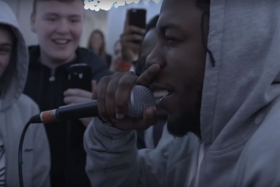 Kendrick Lamar durante batalha de rap com jovens britânicos
