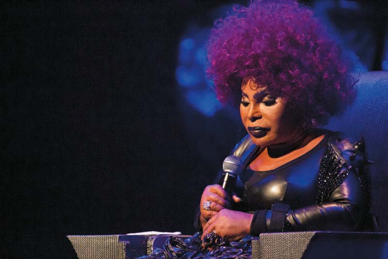 PUNGENTE Elza em show da turnê do disco A Mulher do Fim do Mundo