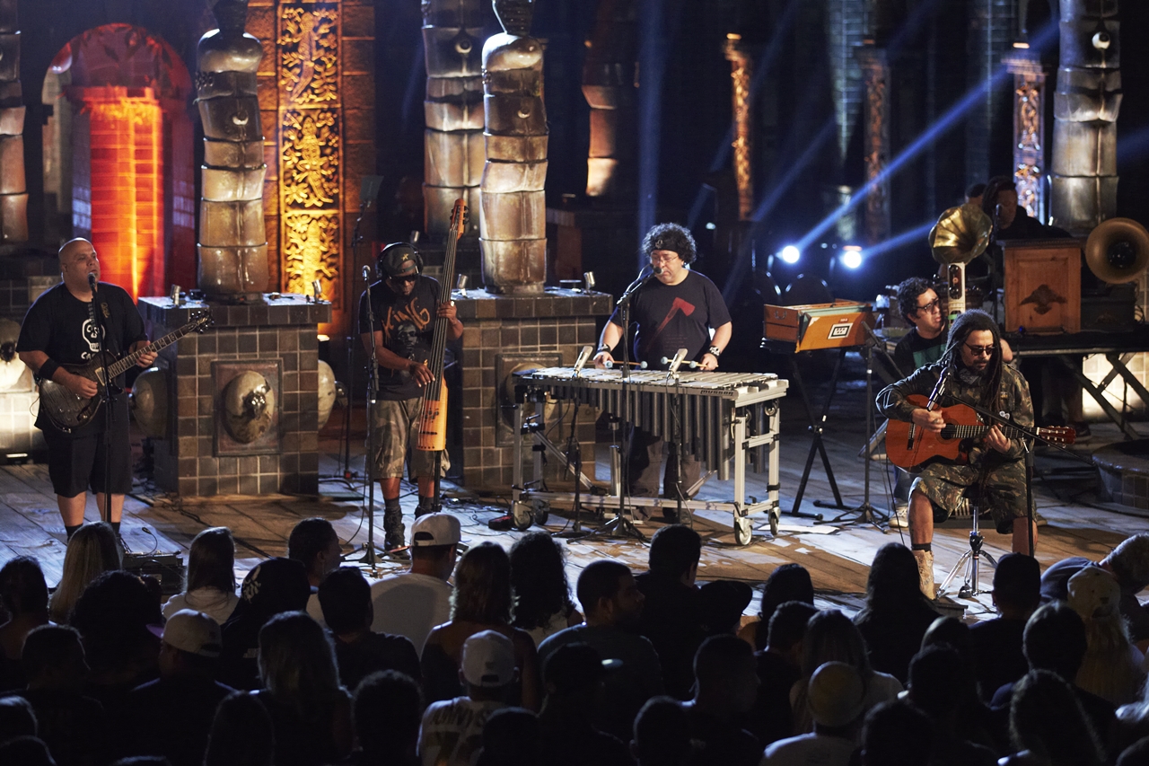 O Rappa durante a gravação do filme e disco ao vivo eletroacústico, na Oficina Cerâmica Francisco Brennand, no Recife