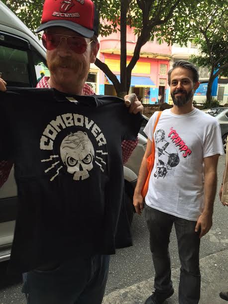 Jesse Hughes com a camiseta da Combover