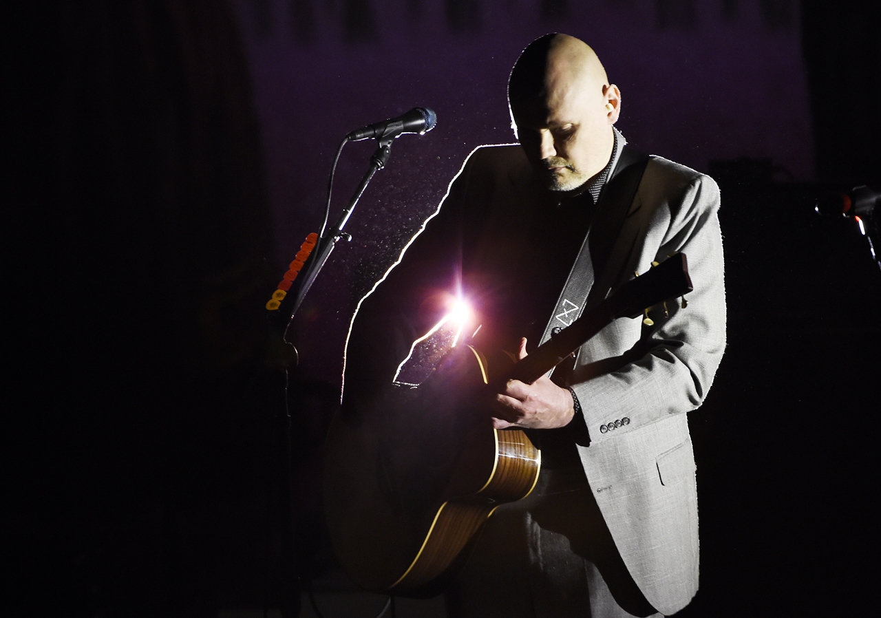 Billy Corgan à frente do Smashing Pumpkins, durante show da turnê "eletro-acústica", intitulada In Plainsong, da banda