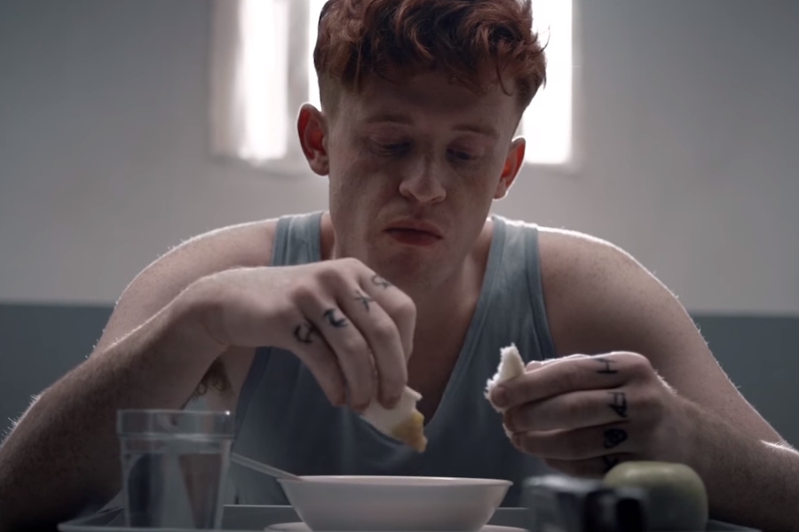 Trecho do clipe de "Summer Long", do Mombojó em parceria com a vocalista do Stereolab, Laetitia Sadier