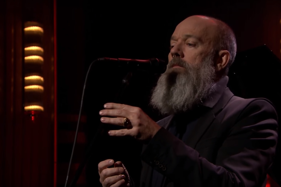 Michael Stipe, ex-R.E.M., em performance no programa The Tonight Show