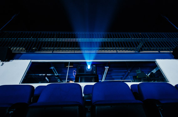 Projetor que será usado durante exibições do Circuito sendo testado.