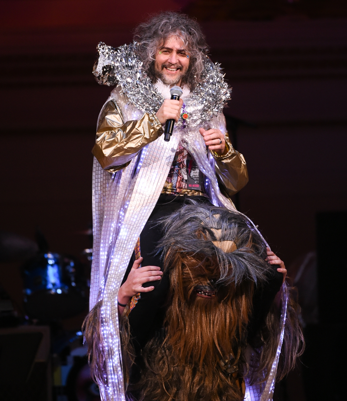 Wayne Coyne, vocalista do Flaming Lips, durante performance de "Life On Mars?", no tributo Music of David Bowie, em Nova York