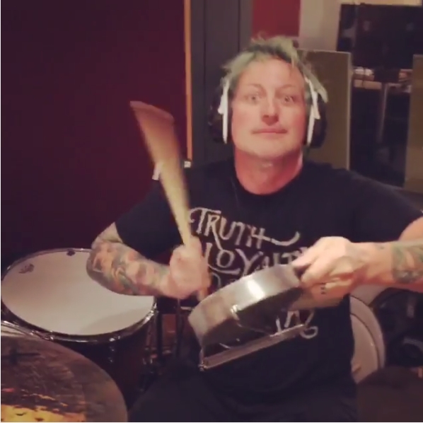 O baterista do Green Day, Tré Cool, em trecho de vídeo da banda em estúdio