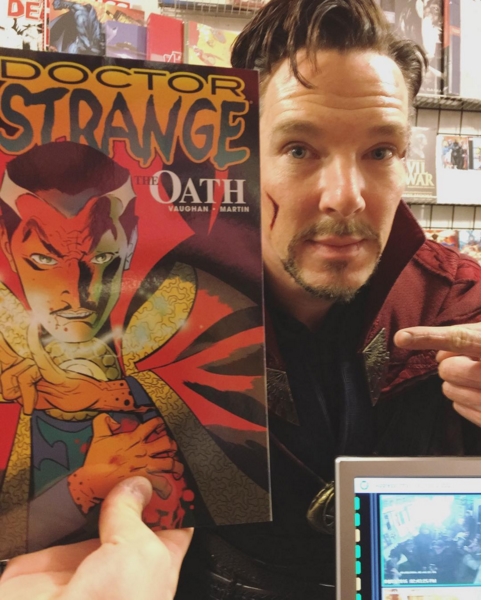 Benedict Cumberbatch vestido – e ao lado de uma HQ do – personagem Doutor Estranho, em Nova York