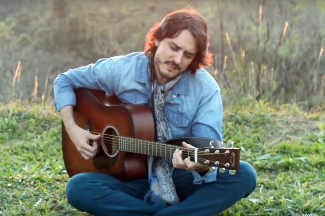 O cantor e compositor paulista se apresenta no Bourbon Street, em São Paulo, para o lançamento do seu novo álbum Reverso Folk.