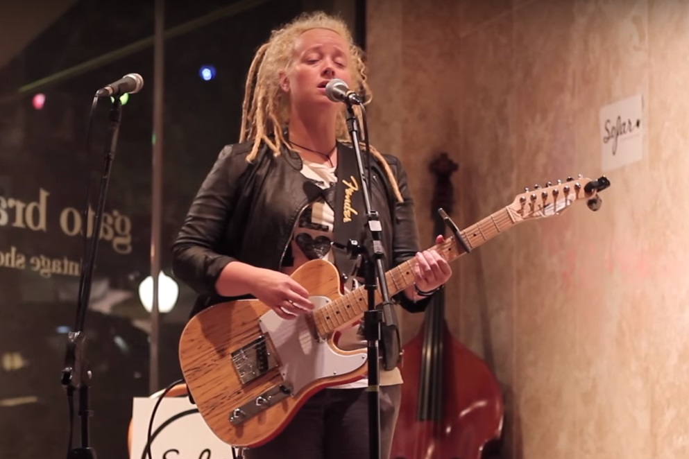 Cantora, compositora e multi-instrumentista Larissa Baq se apresenta no Sofar em São Paulo.