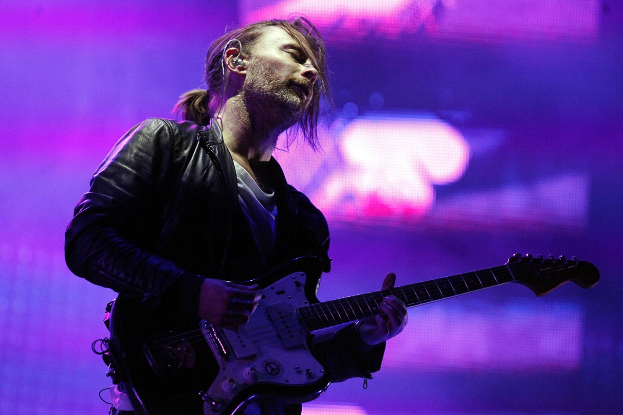 Thom Yorke à frente do Radiohead durante show no México, em 2012