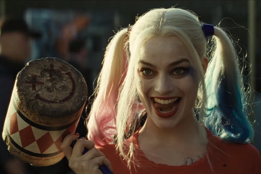 Margot Robbie dando vida à assustadora e esperta Harley Quinn em Esquadrão Suicida