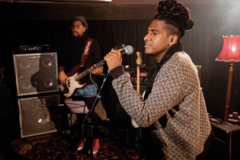 Timbres indianos e batuques brasileiros compõem o álbum de Dalasam.