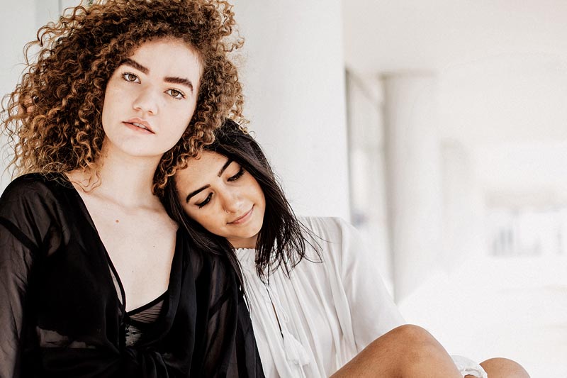 Vitória Falcão (à esq.) e Ana Caetano formam o Anavitória