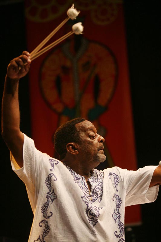 Naná Vasconcelos ao vivo, em 2008.