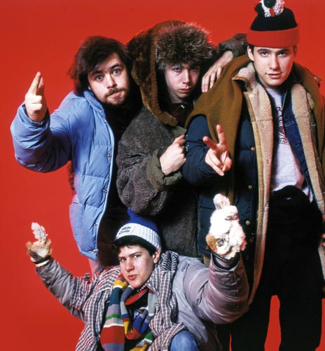 Foto do Beastie Boys para a Rolling Stone EUA, tirada em 1985. O produtor deles à época, um garoto chamado Rick Rubin, hoje um dos maiores do mundo, pulou no meio da imagem, durante a sessão de estúdio.