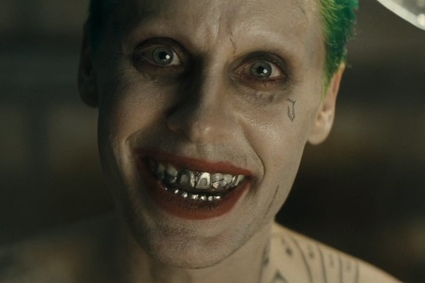 Jared Leto interpreta o palhaço psicótico Coringa em novo longa do universo expandido DC.